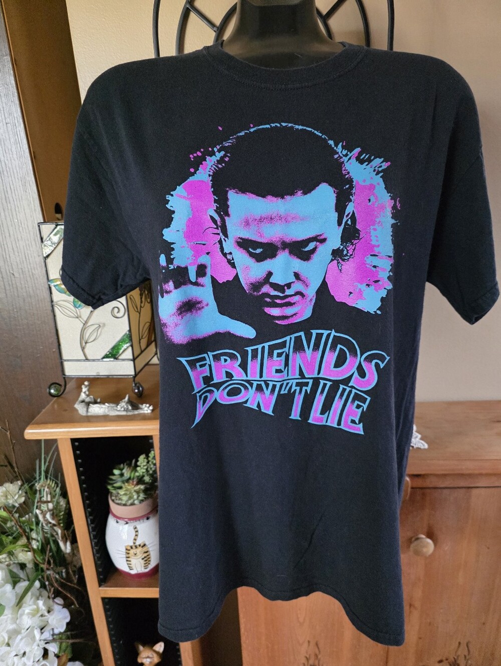 Stranger Things Black Graphic 'Friends Don't Lie' "Eleven" Short-Sleeve Tee Sz L